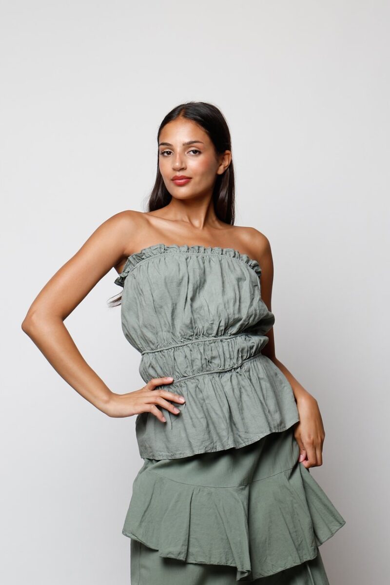 Top sin tirantes verde fruncido palabra de honor, ideal para verano en Canarias