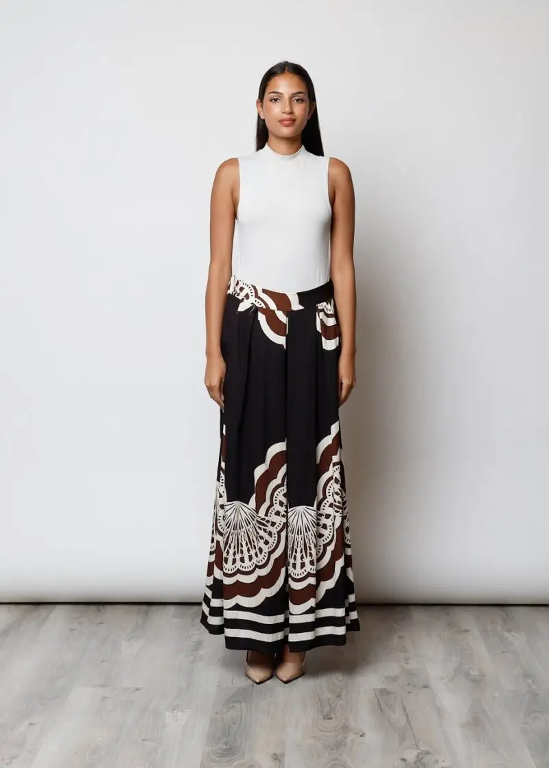 Pantalón palazzo Saura de mujer con estampado étnico marrón y negro, modelo vista frontal, lateral y trasera.