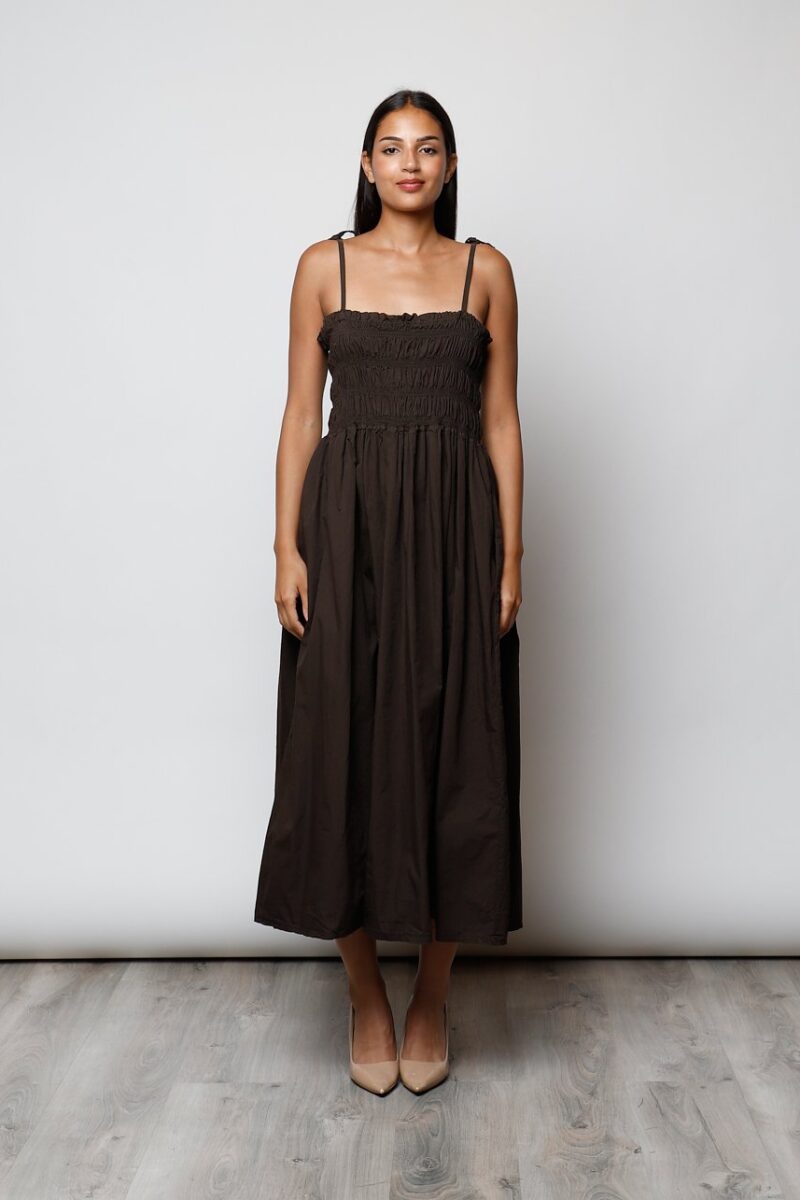 Mujer con vestido largo marrón de tirantes y fruncido en el pecho estilo casual elegante