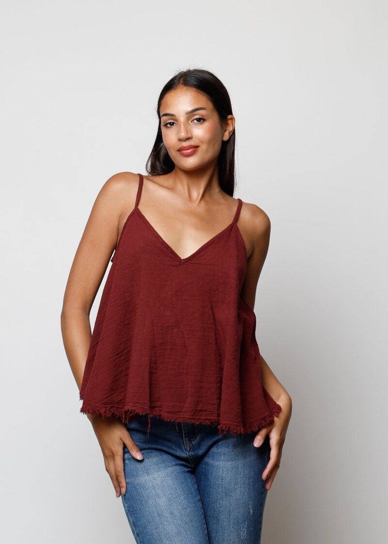Top color vino con tirantes finos y bajo desflecado, ideal para verano mujer Canarias
