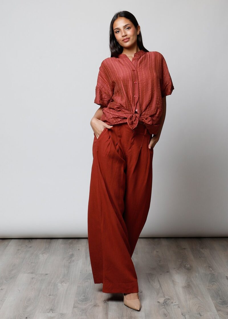 Mujer con pantalón palazzo ancho color teja – Maemuki Shop