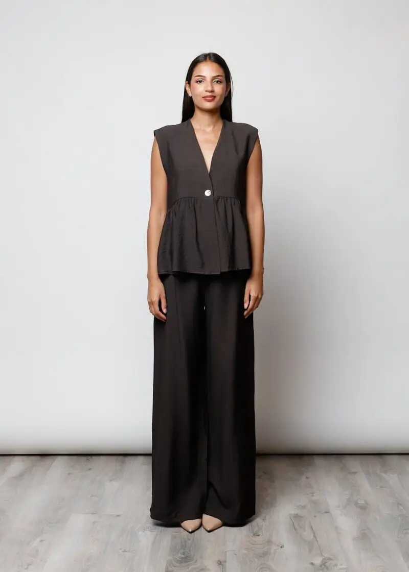 Mujer con conjunto marrón fluido de dos piezas, top peplum y pantalón palazzo – Maemuki Shop Tenerife