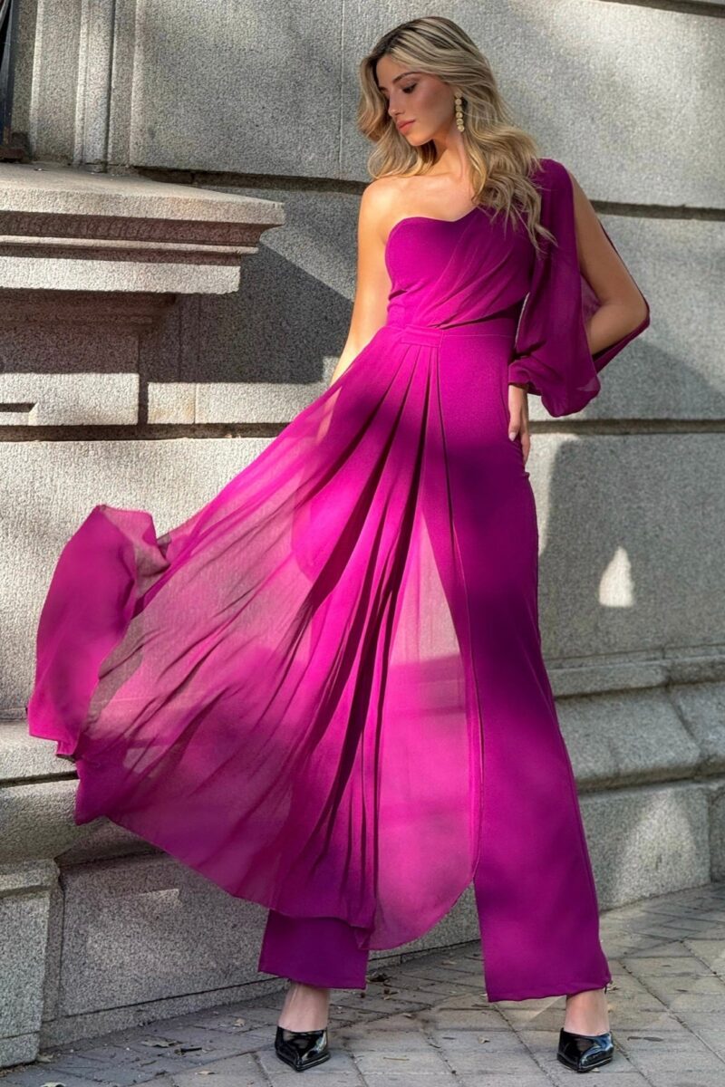 Mono Amalia asimétrico fucsia con capa vaporosa para eventos especiales