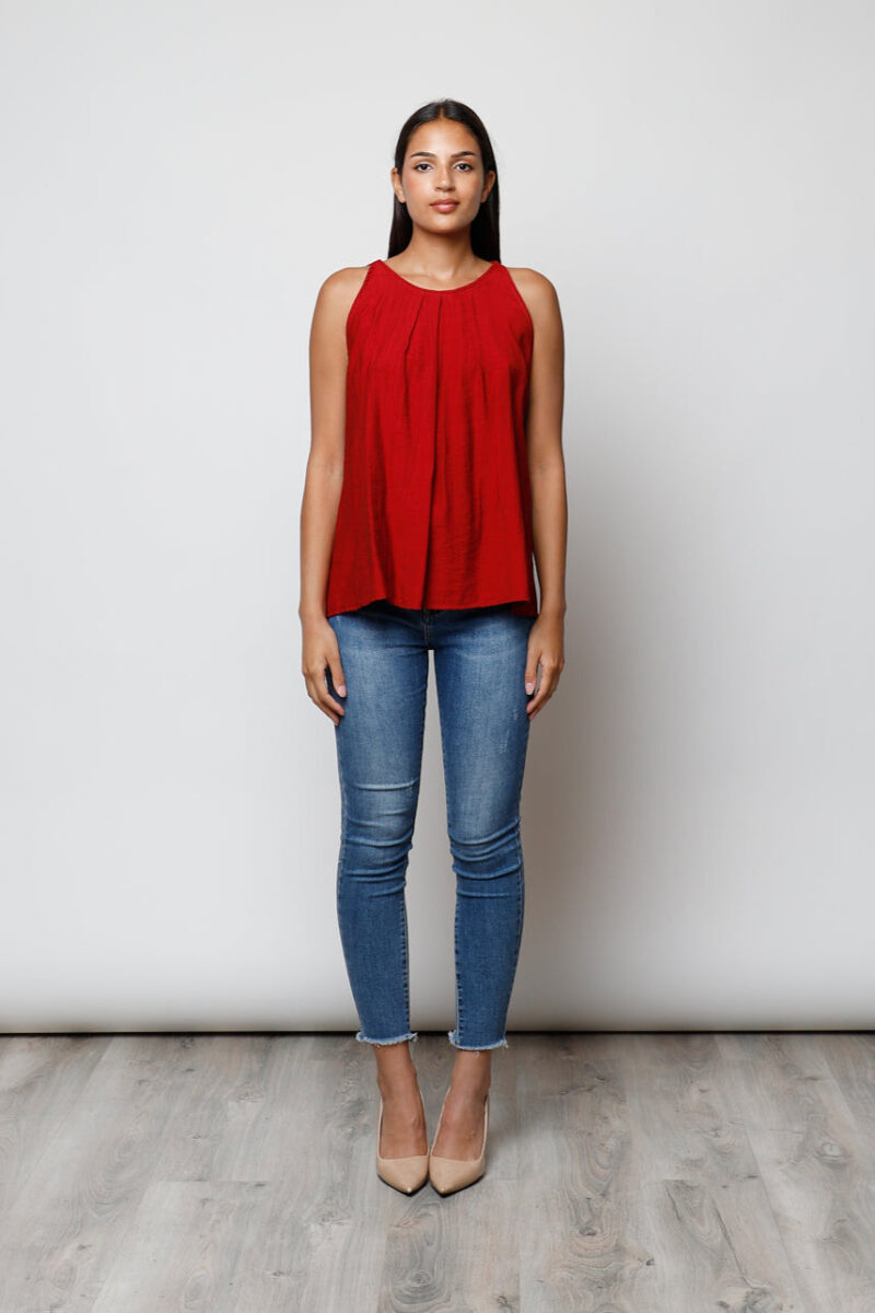 Top Flavia de escote halter en colores variados, ideal para looks casuales de verano