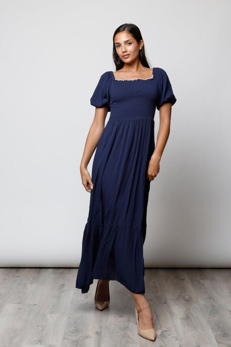 Mujer con vestido largo azul marino estilo smock, mangas abullonadas y escote cuadrado – modelo Astrid