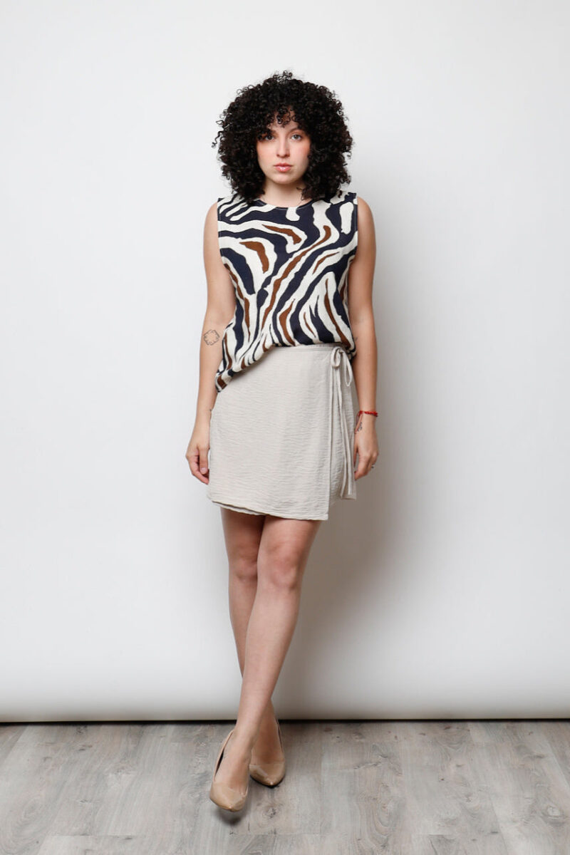 Mujer con short envolvente marrón Loreto y top estampado casual – Maemuki Shop