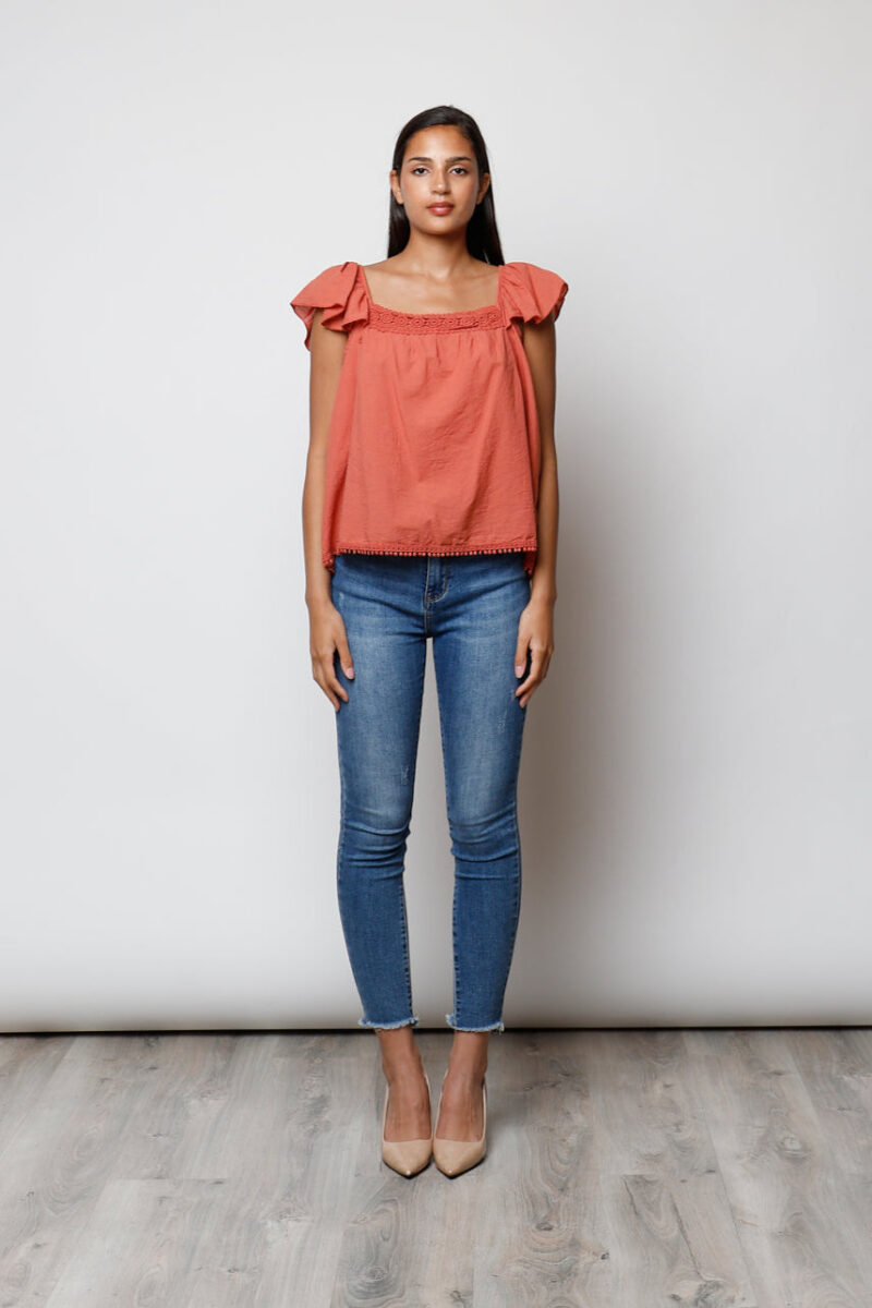 Modelo con blusa de volantes “California” estilo casual Maemuki