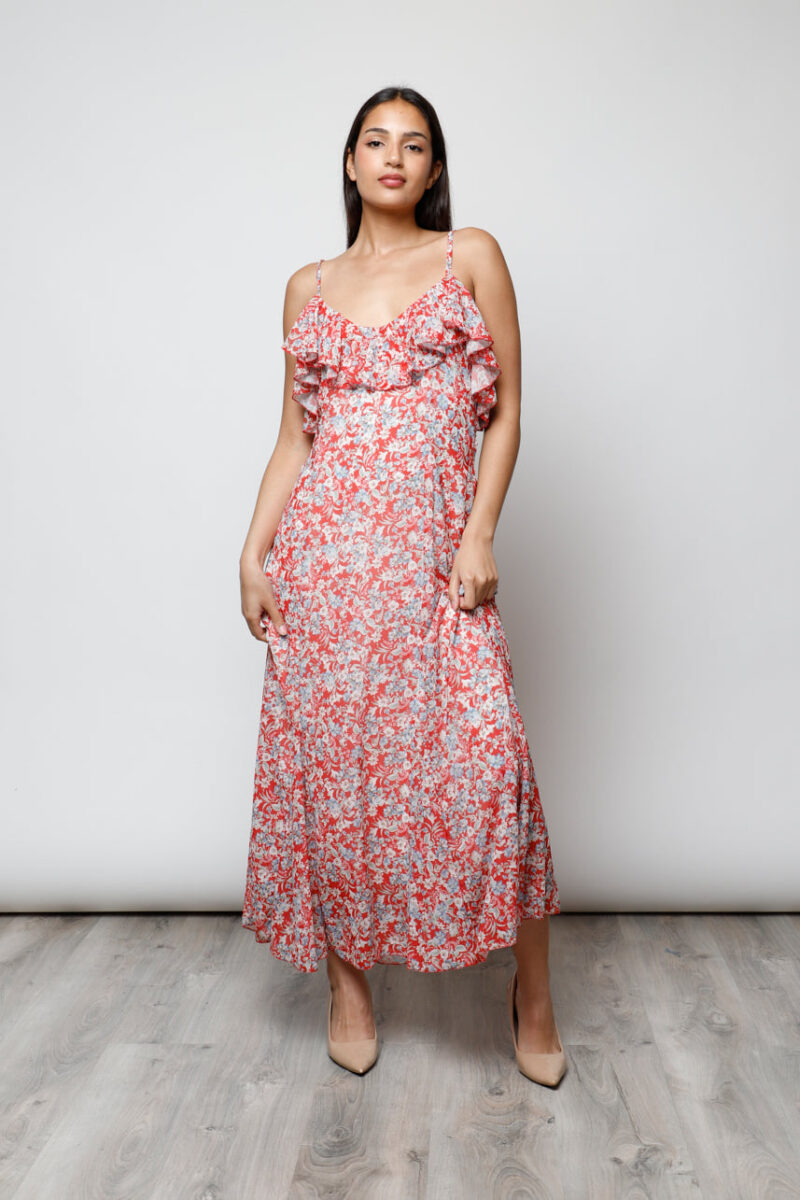 Mujer con vestido largo floral Chiara con volantes, ideal para verano en Canarias
