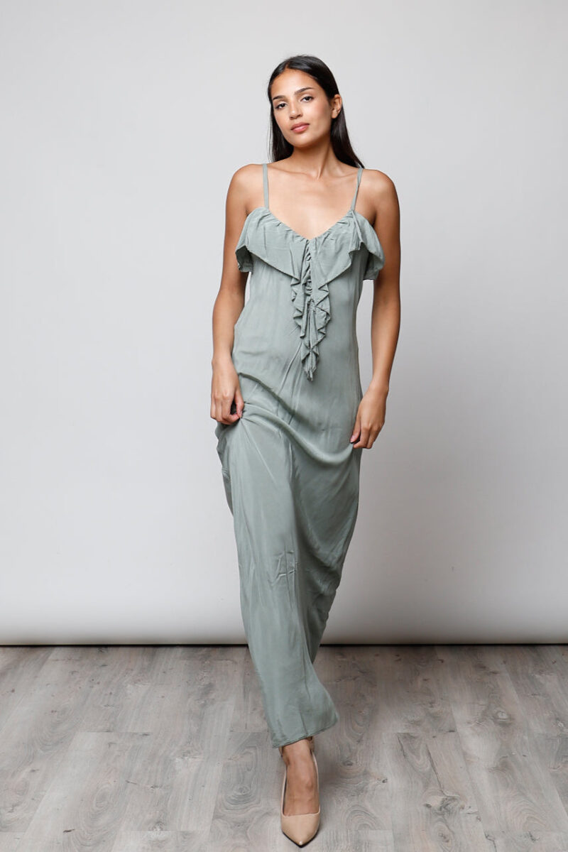 Mujer con vestido largo satinado verde Anaira con volantes, estilo casual y elegante