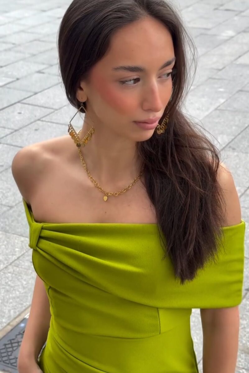 Vestido Olivia color verde oliva, diseño off-shoulder y abertura frontal – Maemuki Shop Tenerife