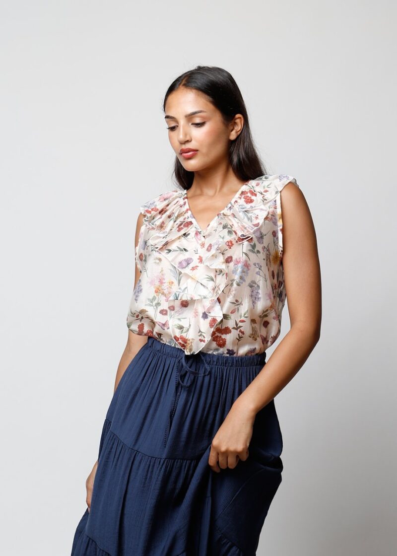 Mujer con blusa sin mangas estampada con flores y volantes – Blusa Siracusa