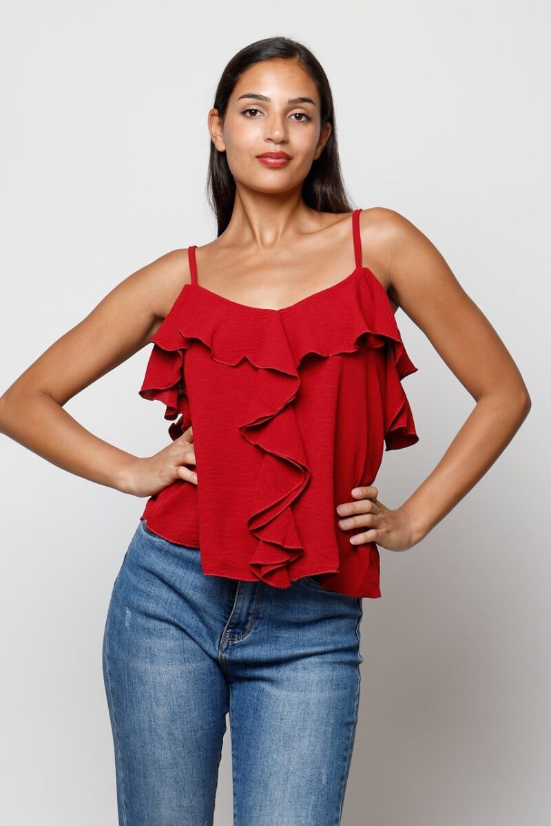 Mujer con top granate con volantes y tirantes finos – Colección casual Maemuki