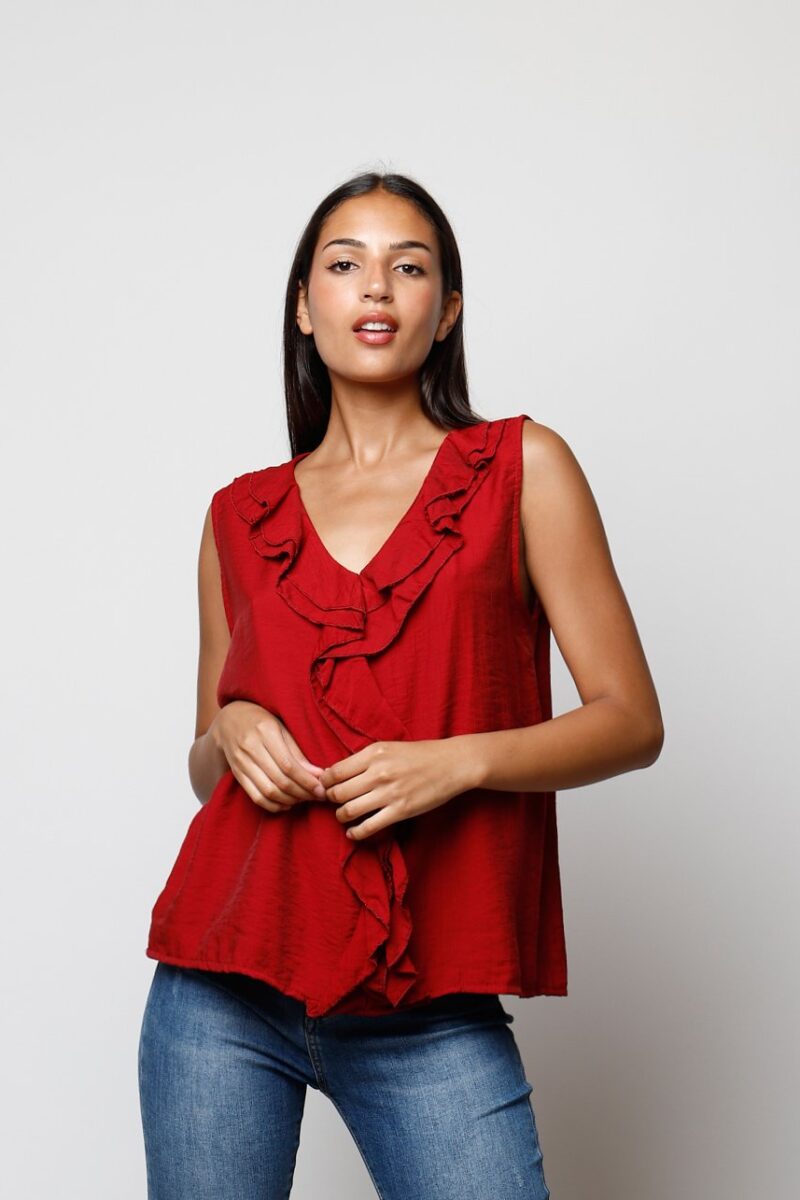 Modelo con blusa roja sin mangas y volantes – Blusa Carme colección casual Maemuki Shop Tenerife