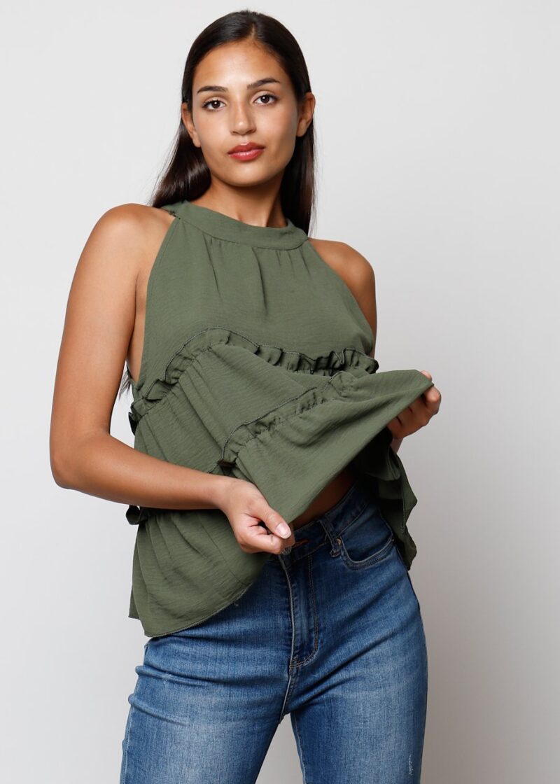 Modelo con top verde oliva con volantes en capas estilo casual Maemuki