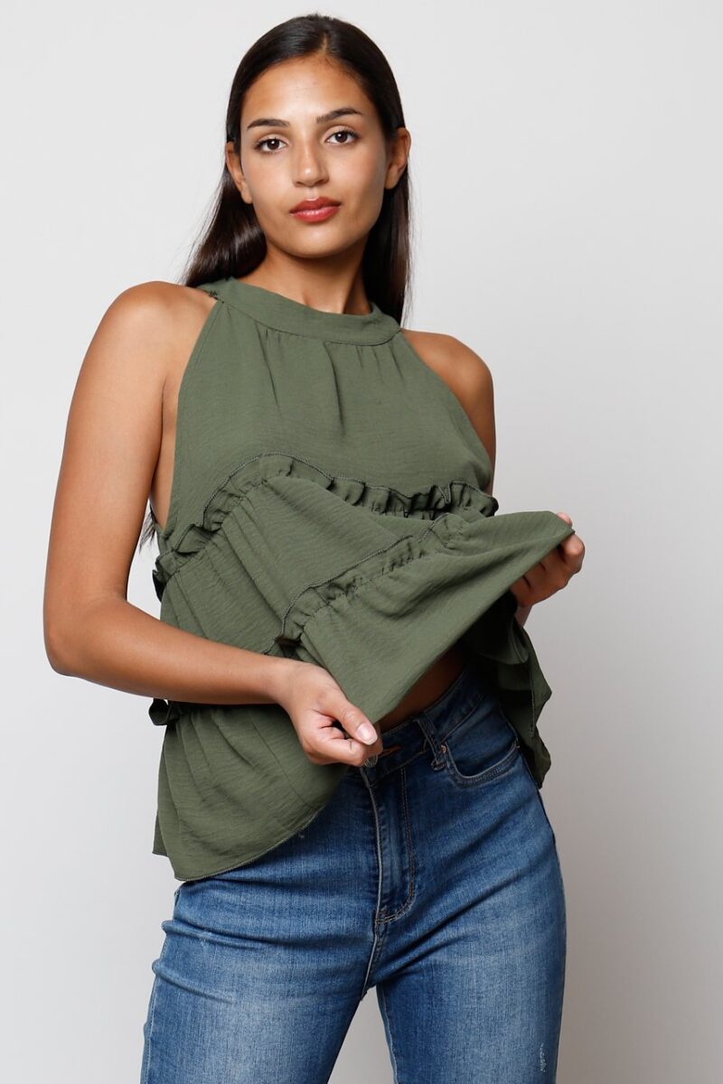 Modelo con top verde oliva con volantes en capas estilo casual Maemuki