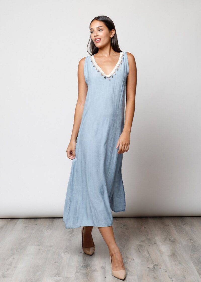 Modelo con vestido largo azul cielo estilo boho, con escote en V decorado y tejido de algodón.