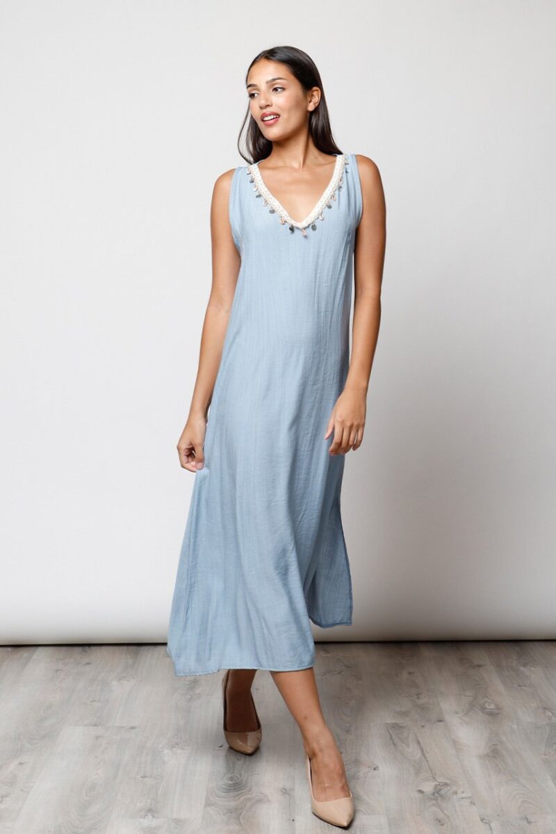 Modelo con vestido largo azul cielo estilo boho, con escote en V decorado y tejido de algodón.