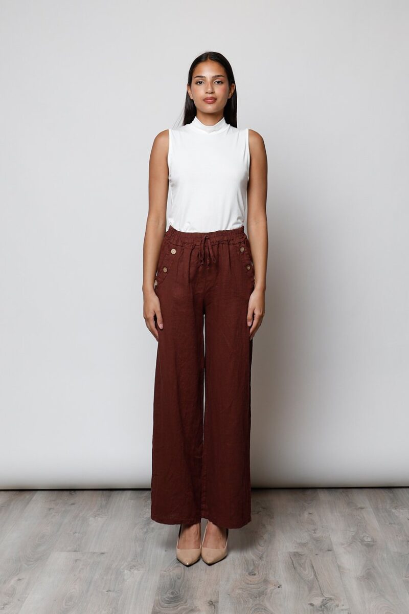 Modelo con Pantalón Alejandra marrón ancho de lino con botones decorativos
