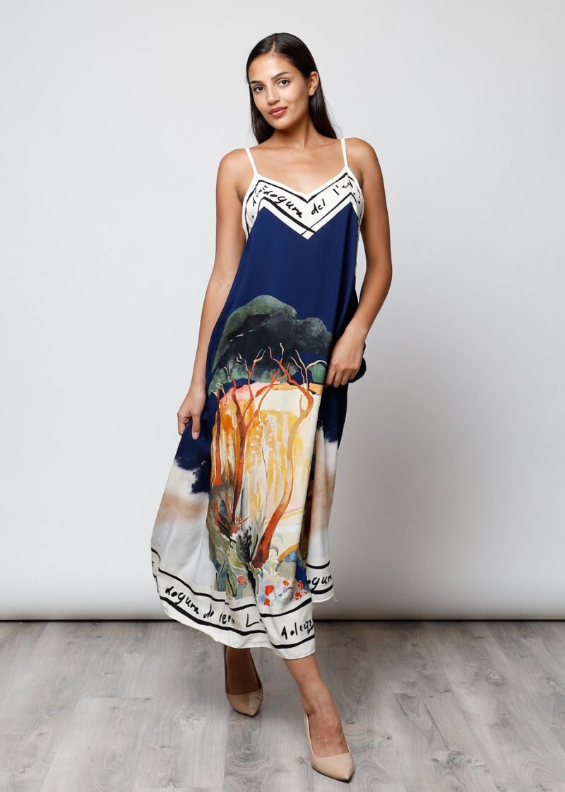Modelo con vestido largo estampado artístico estilo mediterráneo con tirantes finos