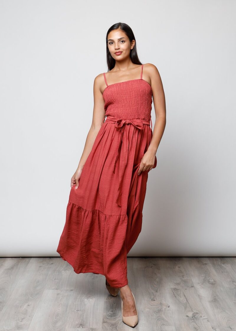 Mujer con vestido largo granate de tirantes, fruncido en el pecho y cinturón de lazo – Modelo Catania