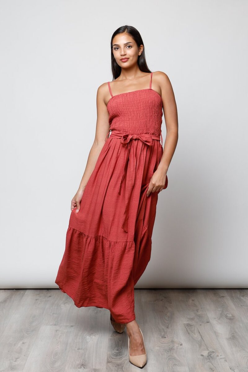 Mujer con vestido largo granate de tirantes, fruncido en el pecho y cinturón de lazo – Modelo Catania