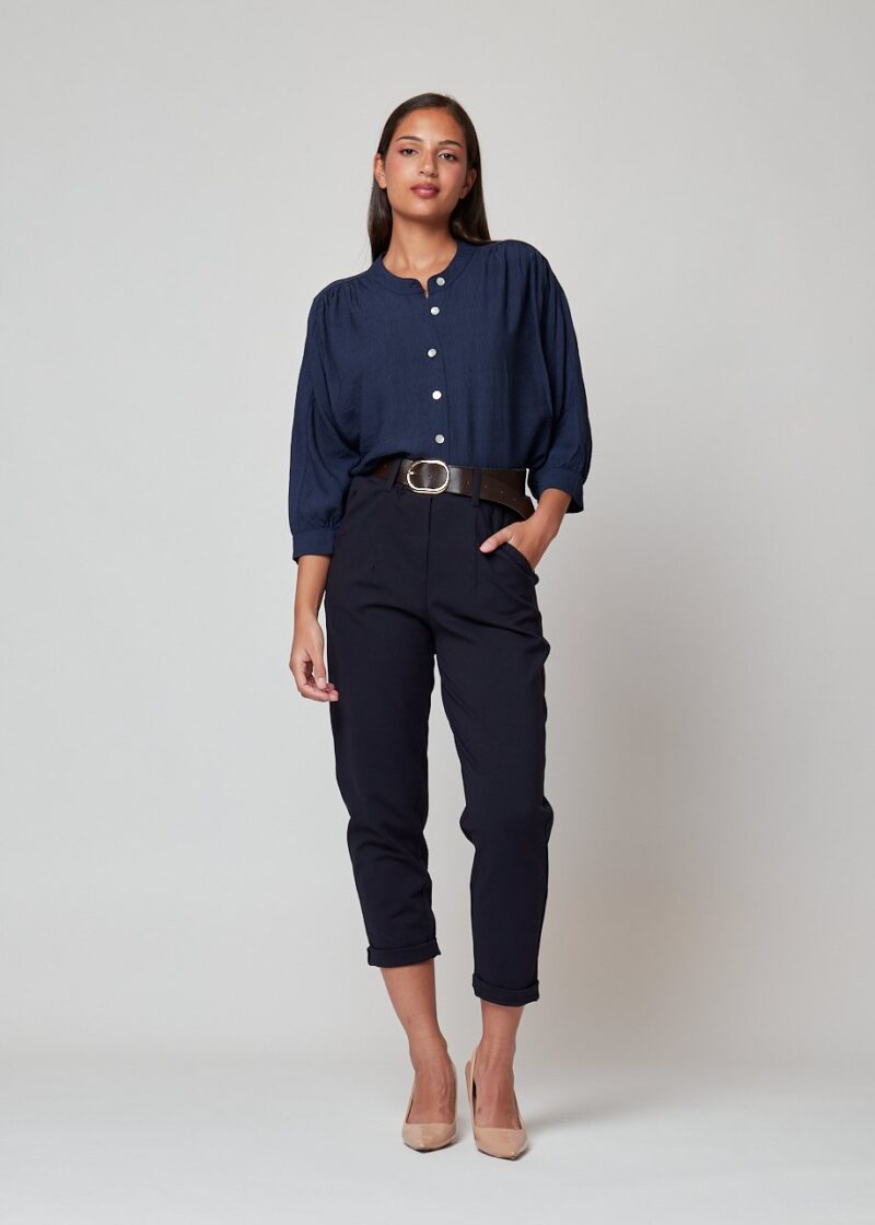 Mujer con Pantalón Claribel de corte recto y cintura alta en color oscuro, estilo casual elegante