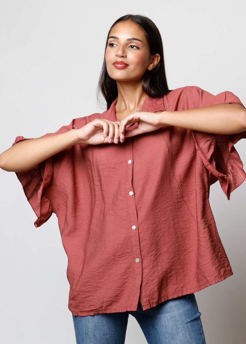 Blusa Casilda oversize color terracota con manga corta amplia y botones, estilo casual para mujer