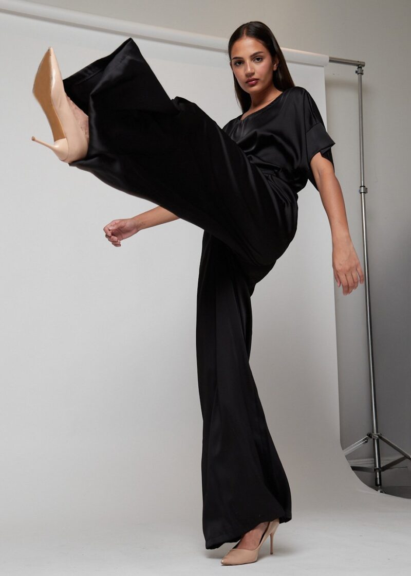 Pantalón Amalia negro satinado de pierna ancha y talle alto, estilo casual sofisticado para mujer