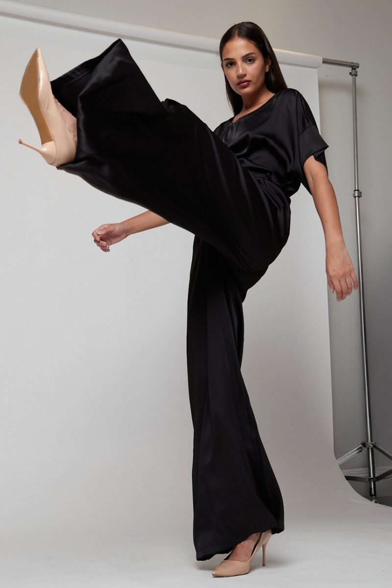 Pantalón Amalia negro satinado de pierna ancha y talle alto, estilo casual sofisticado para mujer