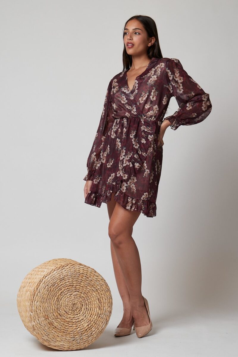 Vestido Marinha corto en burdeos con estampado floral, manga larga y volante, estilo casual femenino para mujer