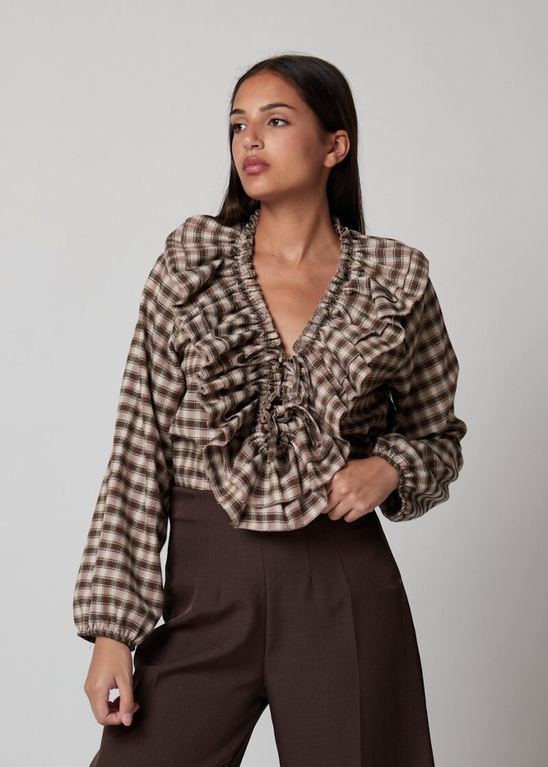Blusa Mika de cuadros marrones con volante frontal y escote en V, estilo casual chic para mujer