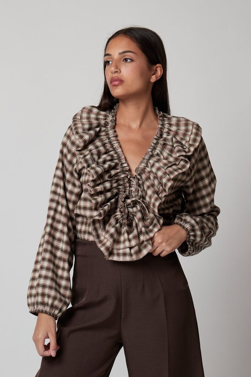 Blusa Mika de cuadros marrones con volante frontal y escote en V, estilo casual chic para mujer