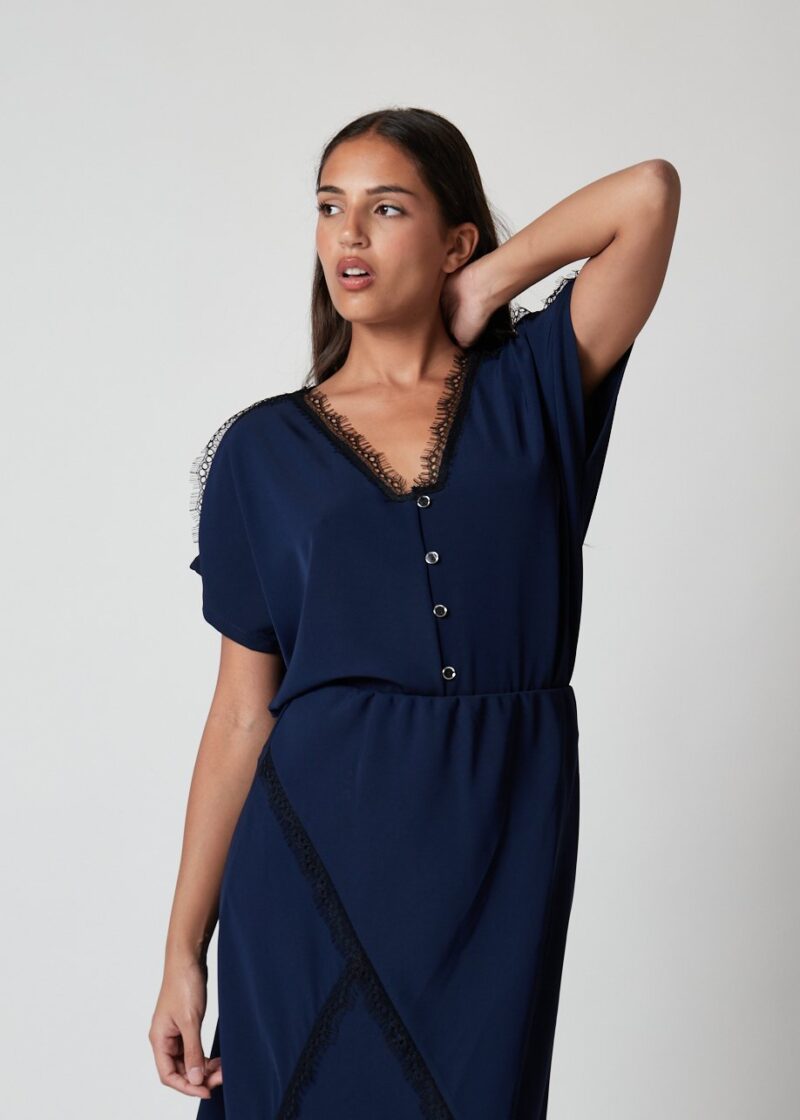 Blusa Evani azul marino con encaje negro y botones decorativos para mujer