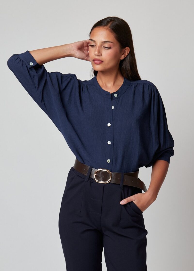 Blusa Silvia azul marino de manga abullonada con botones frontales, estilo casual elegante para mujer