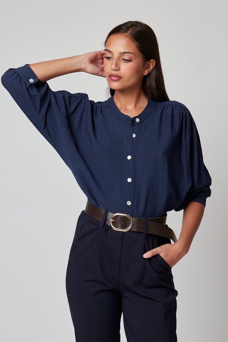 Blusa Silvia azul marino de manga abullonada con botones frontales, estilo casual elegante para mujer