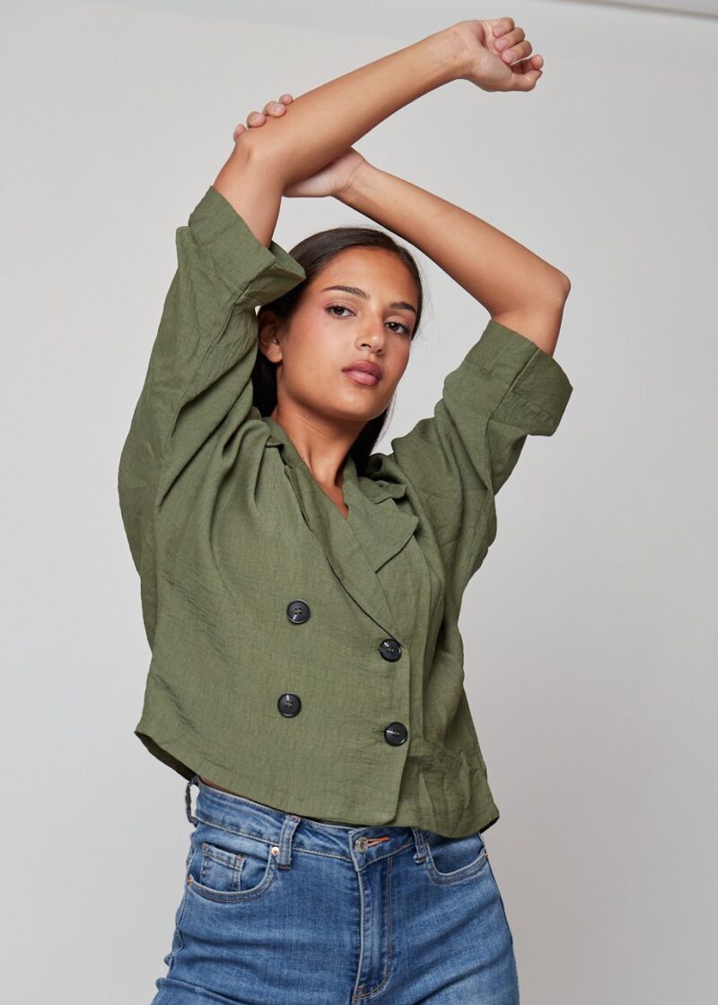 Chaqueta Emily verde corta con doble botonadura negra, estilo casual moderno para mujer