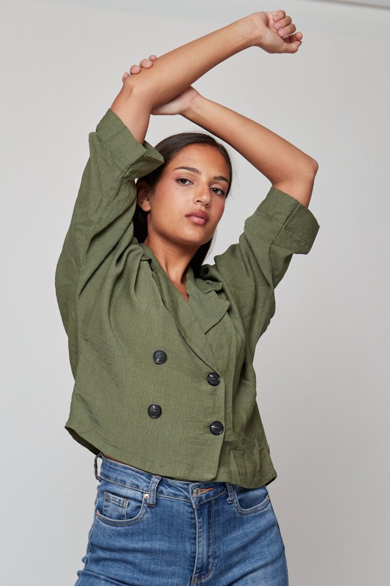 Chaqueta Emily verde corta con doble botonadura negra, estilo casual moderno para mujer