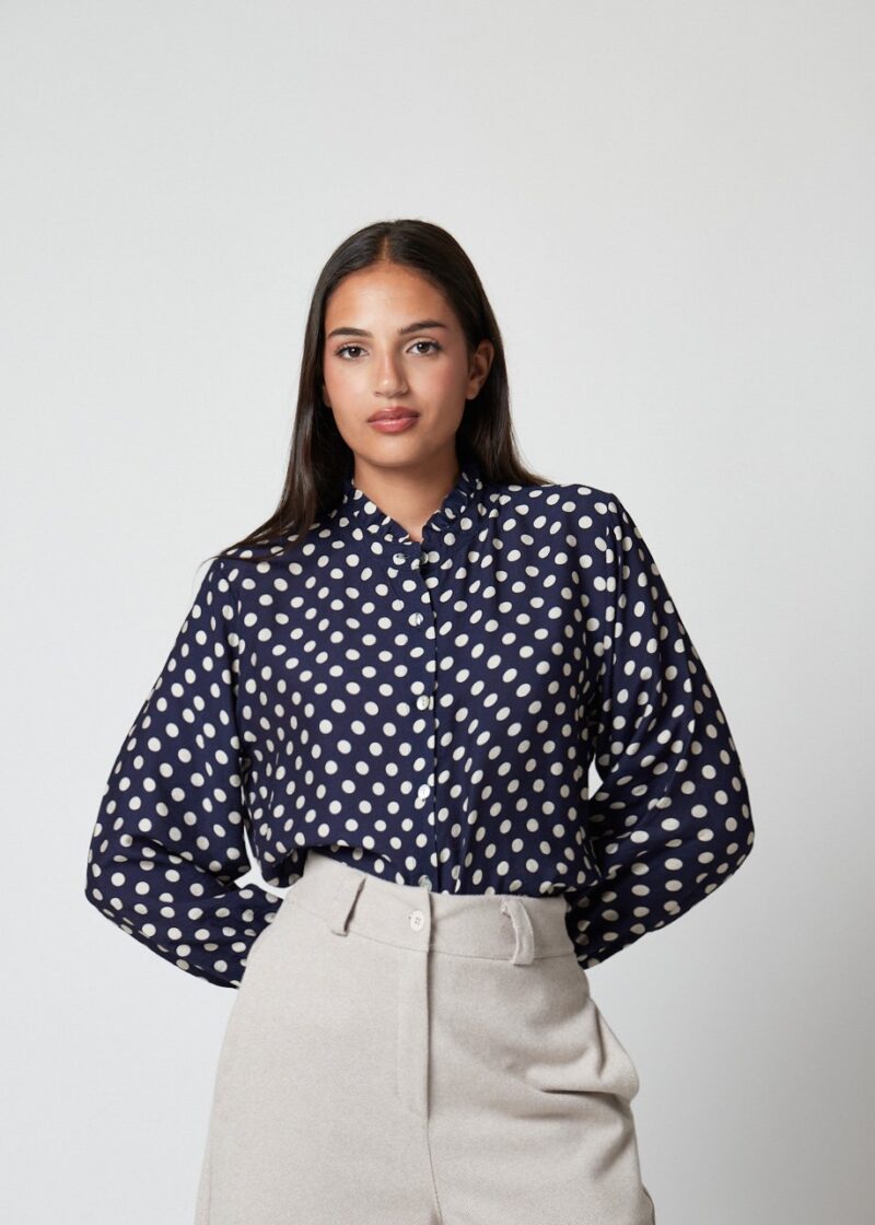 Blusa Timotta azul marino con lunares blancos y cuello fruncido, colección casual mujer