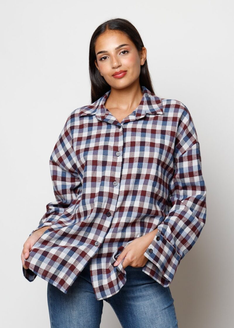 Camisa Marta de cuadros en tonos burdeos y azul con cuello camisero y botones, estilo casual para mujer