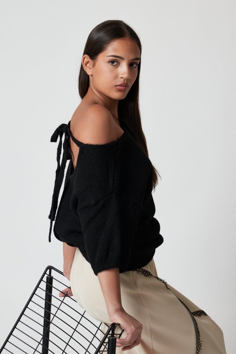 Jersey Charlotte negro con hombros descubiertos y tirantes de lazada, estilo casual femenino para mujer