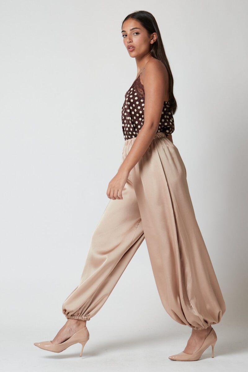 Pantalón Manirva beige satinado con puños elásticos y corte fluido para mujer