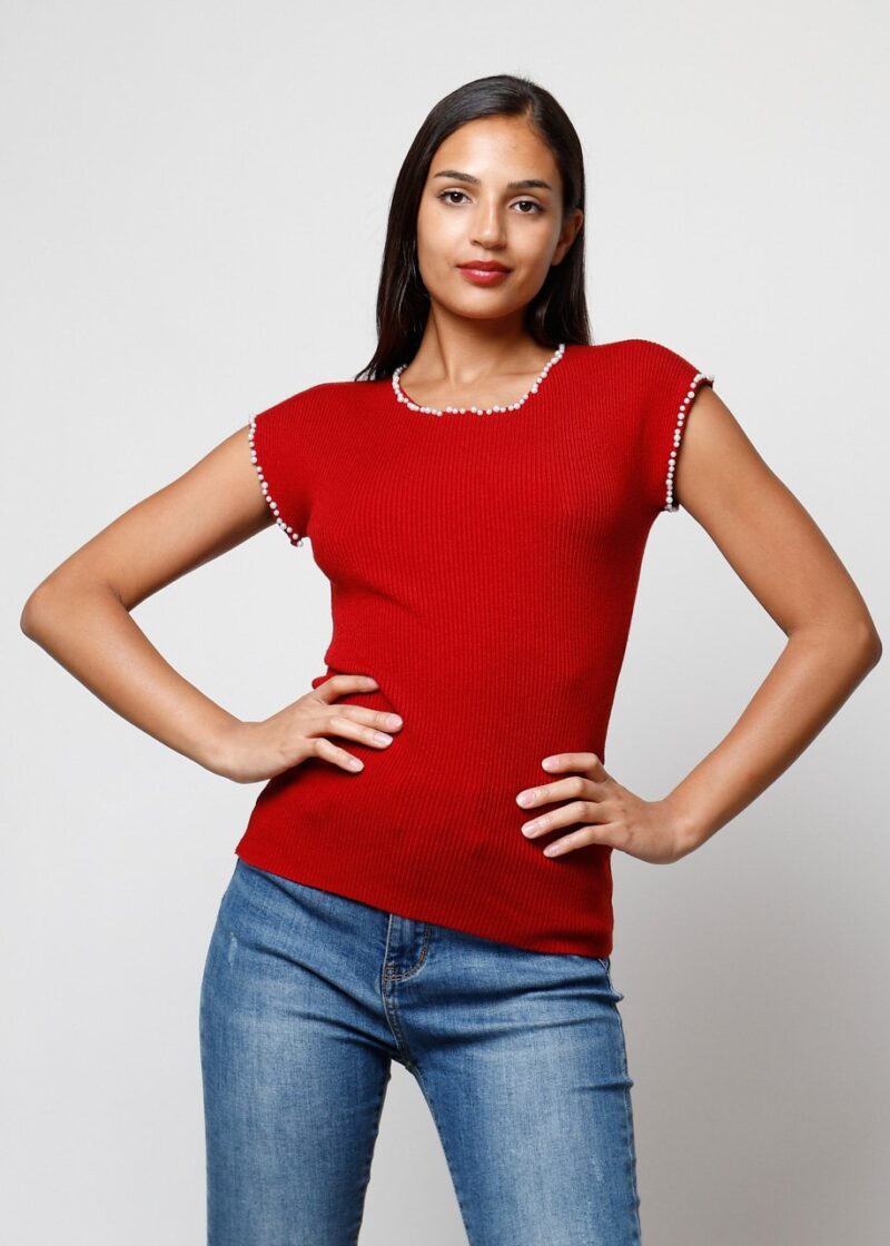 Blusa Natasha roja de punto con detalles de perlas en cuello y mangas