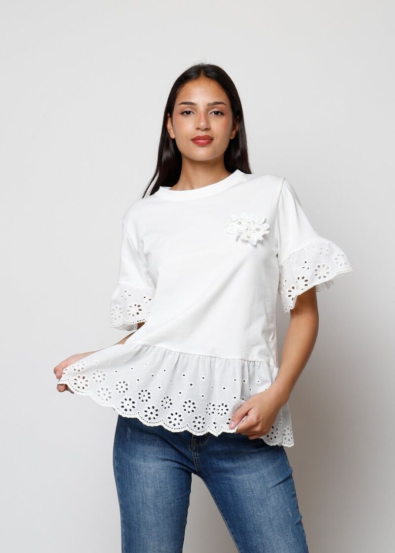 Camiseta Escosia blanca con detalle floral y volantes bordados para mujer