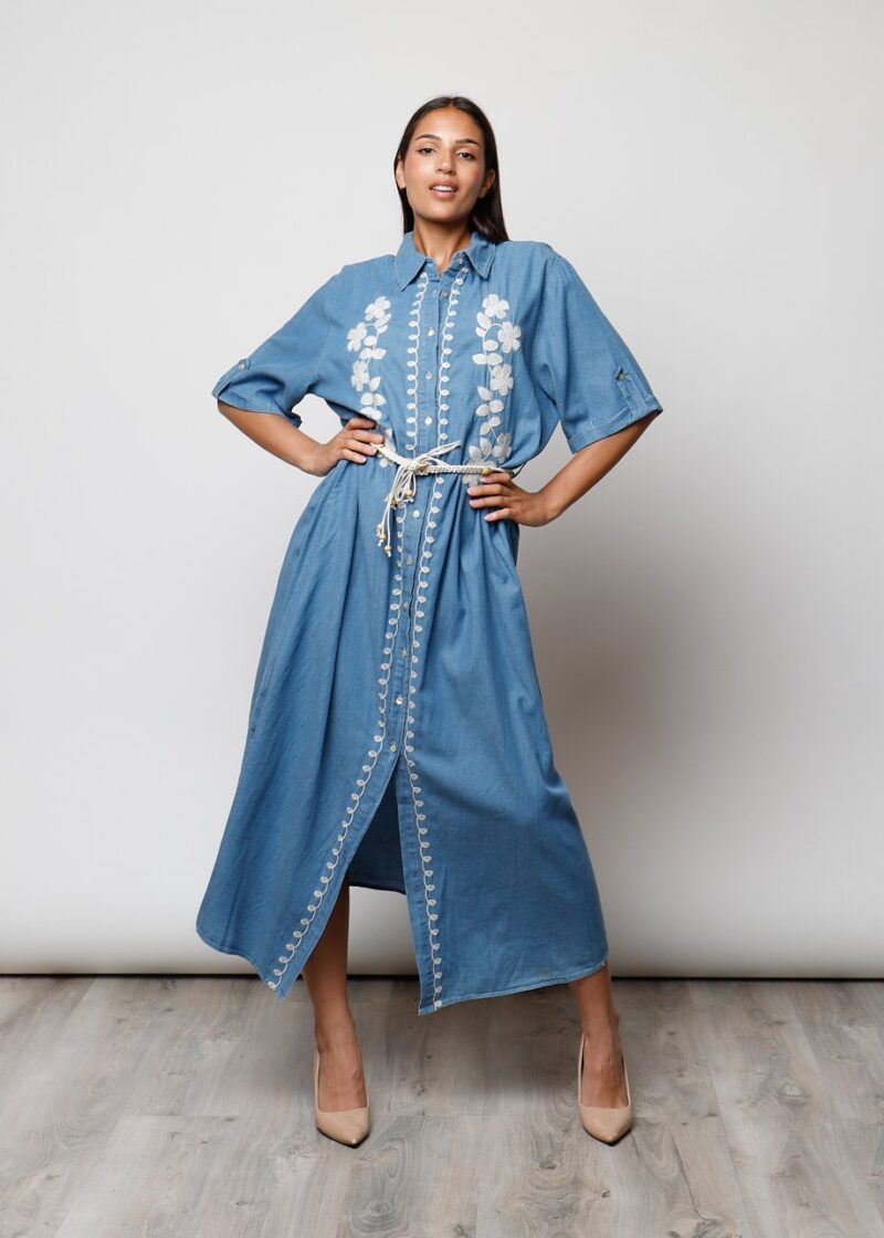 Vestido Lucía largo azul denim con bordados florales y cinturón ajustable