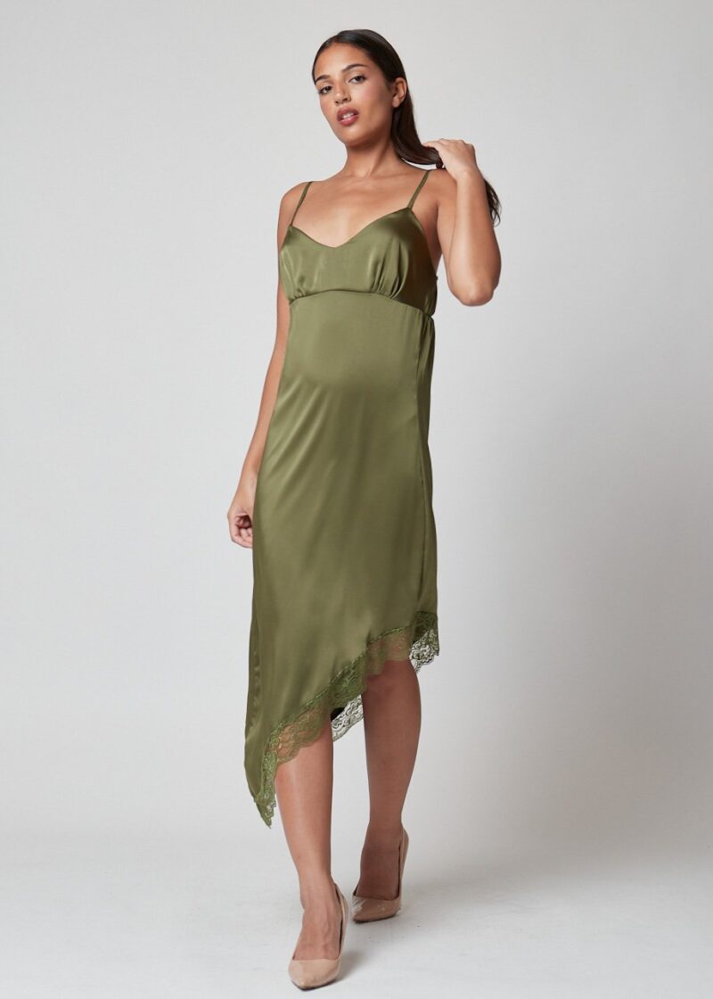 Vestido Melanie satén verde oliva con tirantes finos y bajo asimétrico de encaje