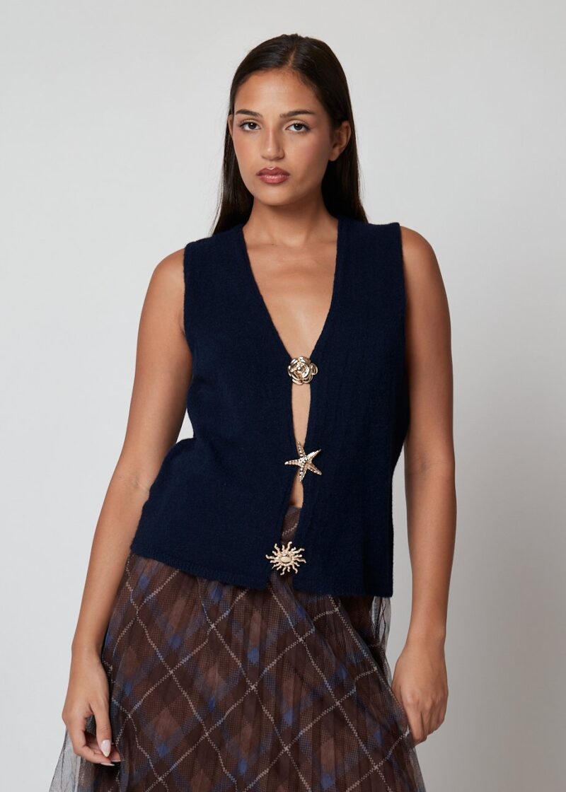 Mujer con Chaleco Sally azul marino sin mangas y broches dorados decorativos, estilo casual chic