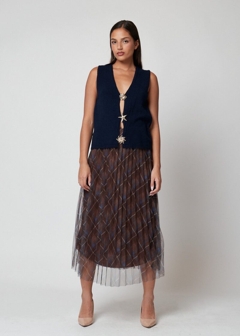 Mujer con Falda Victoria midi de tul estampado a cuadros en tonos tierra y azul, estilo casual chic