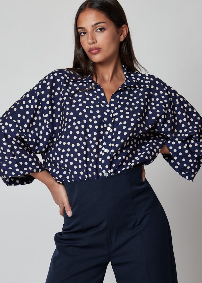 Camisa Diana azul marino con estampado de lunares blancos y manga larga amplia