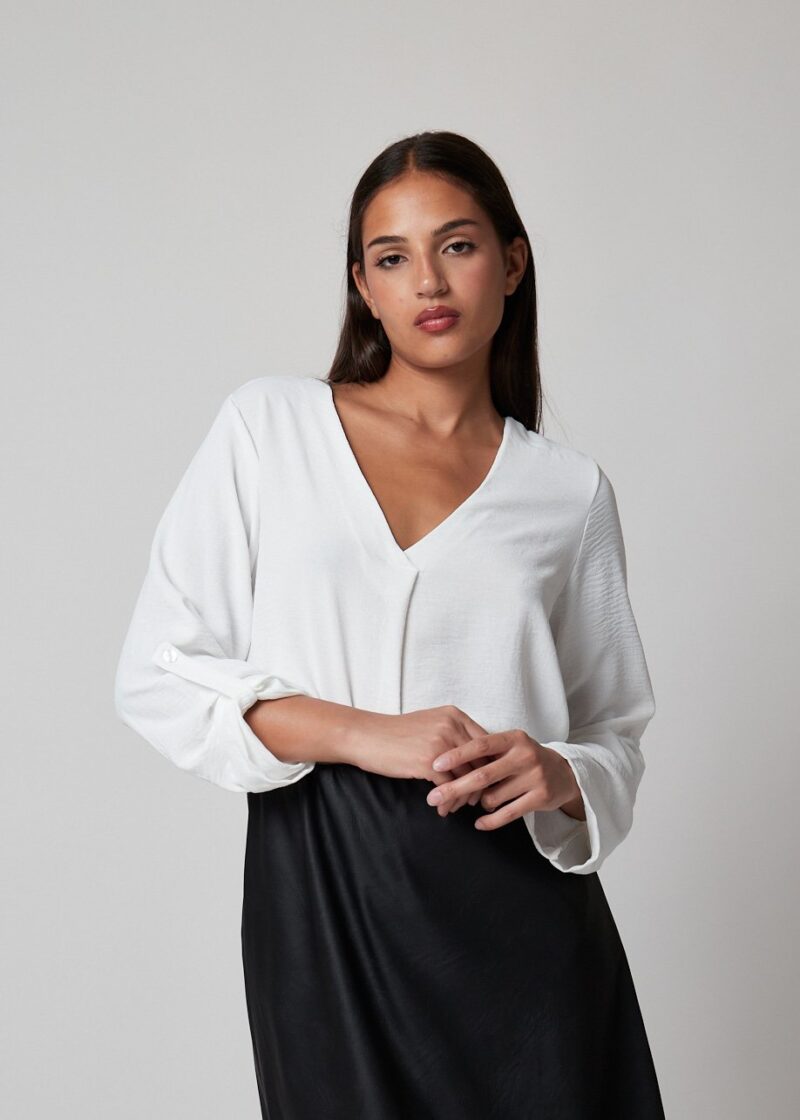 Mujer con Blusa Macarena blanca de manga larga y escote en V, estilo casual chic