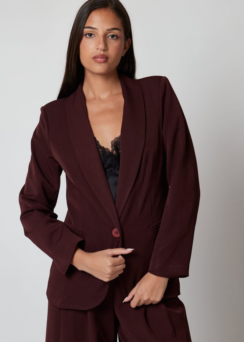 Mujer con Americana Chiara color burdeos de un botón, estilo casual chic elegante
